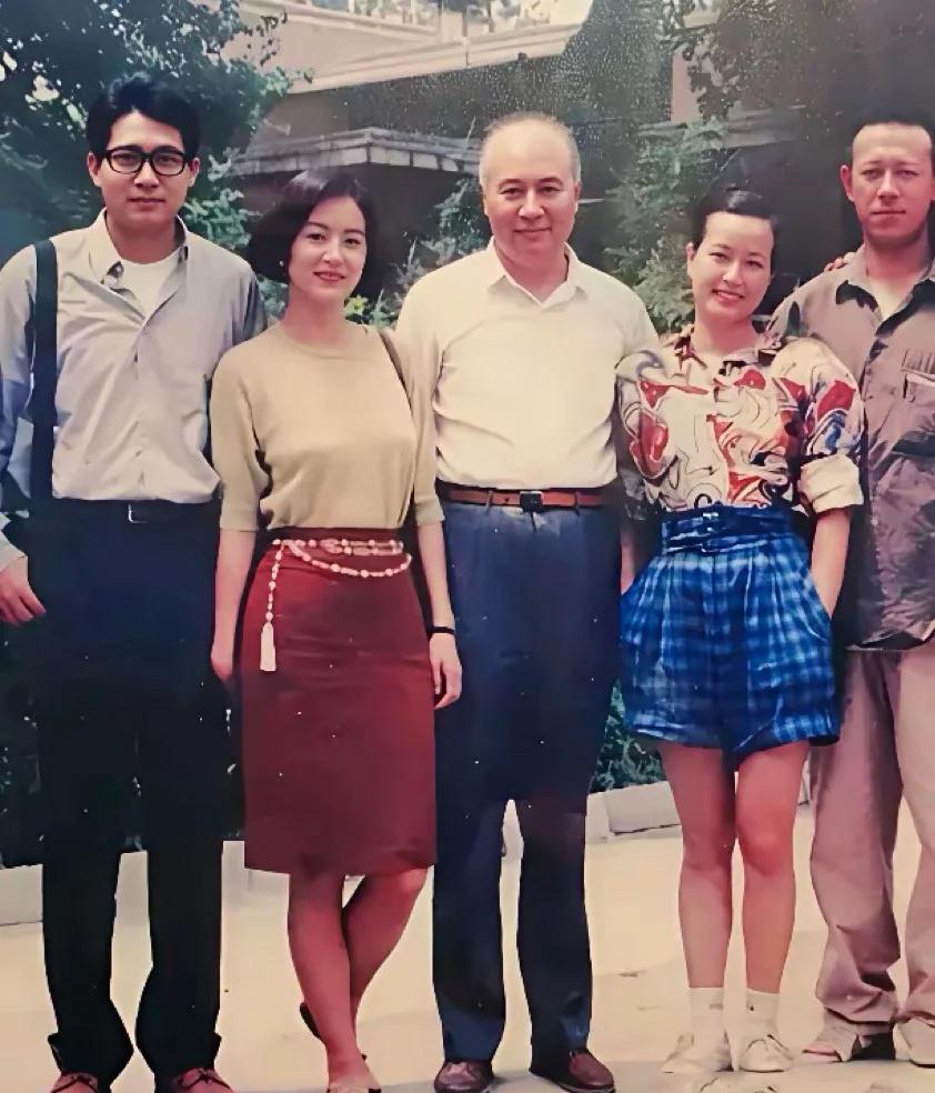 当时她穿的裙子，瞬间风靡全国！
的轮回
两对情侣
一对来自大陆
一对来自台湾
穿