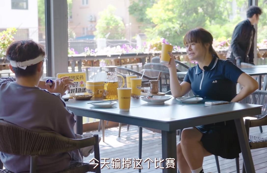 冉莹颖问邹市明输给她有什么想说的，邹市明一句话把冉莹颖给哄高兴了。
冉莹颖：“今