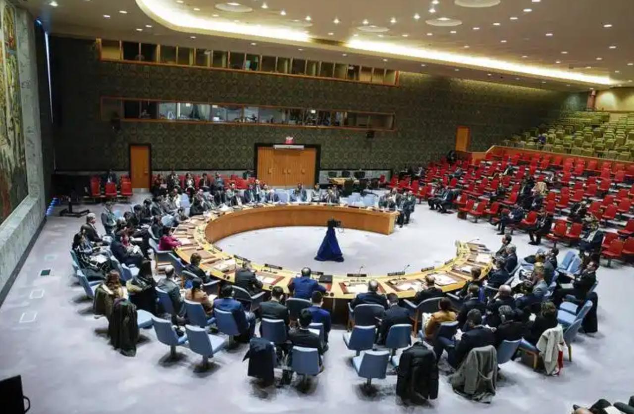 别骂安理会没用了，

中俄这步棋

藏着多边的底气

中俄推动安理会就伊朗局势开