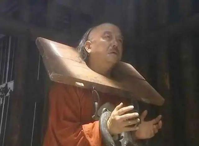 有人说：
“经常看有贪官落马，其实制止贪腐很简单，就一条：
不管数额多少，一律死