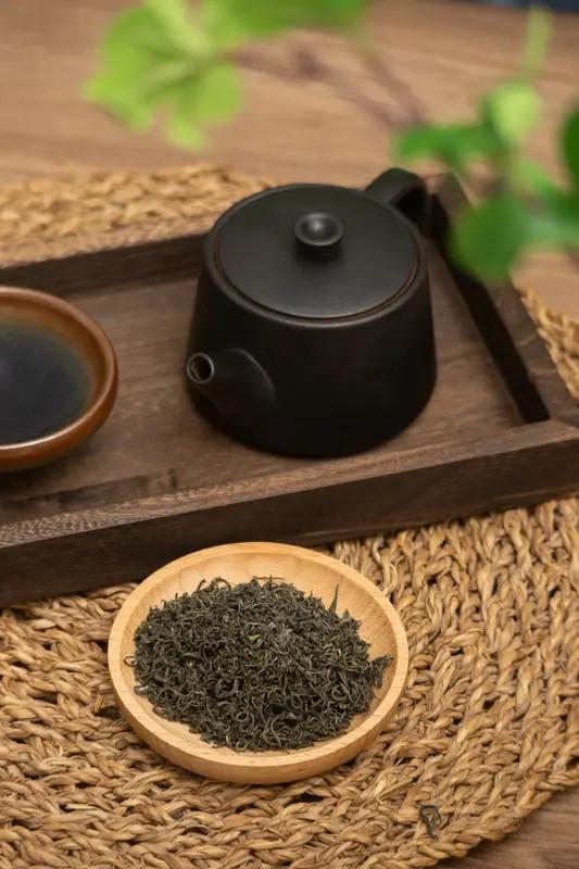 已过保质期的茶叶能不能喝，还真得具体情况具体分析。一般来说，过期茶叶最好别碰。因