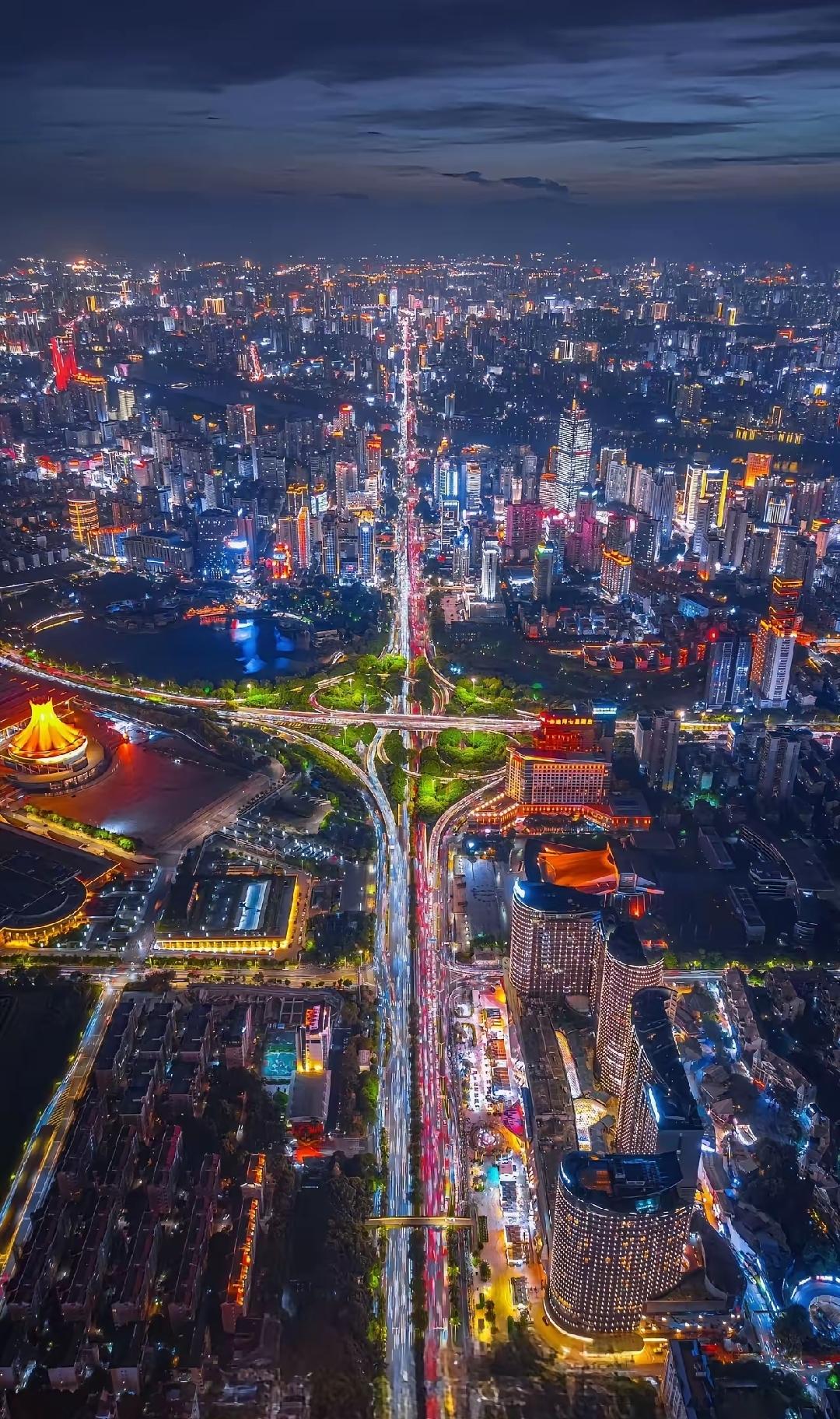 请各位欣赏一下这座城市的夜景，灯光璀璨、绚丽多彩、看起来一定是个大都市，您能猜出