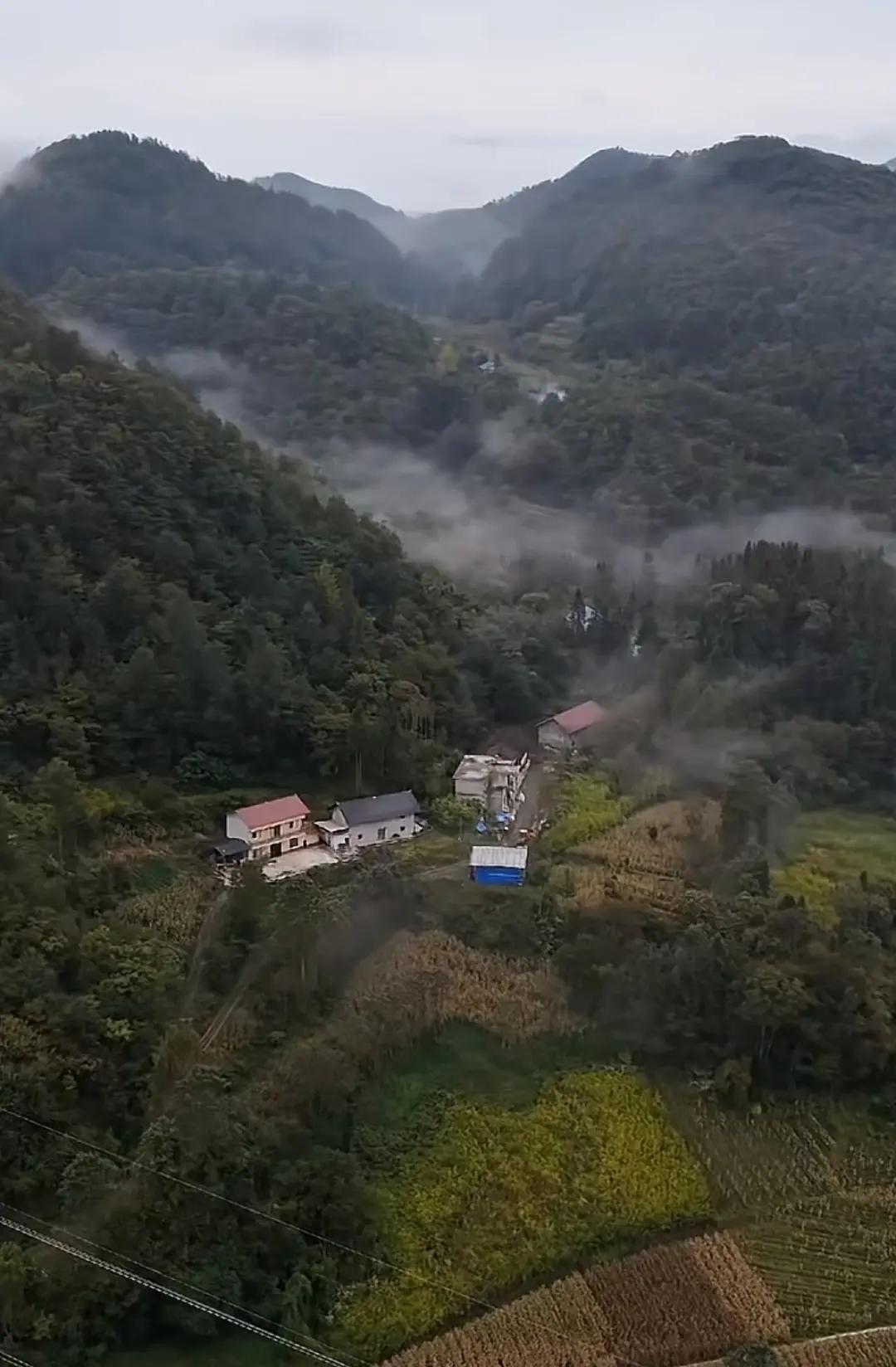云雾缭绕的山村景致 ，宁静的村庄🏡云山雾绕
