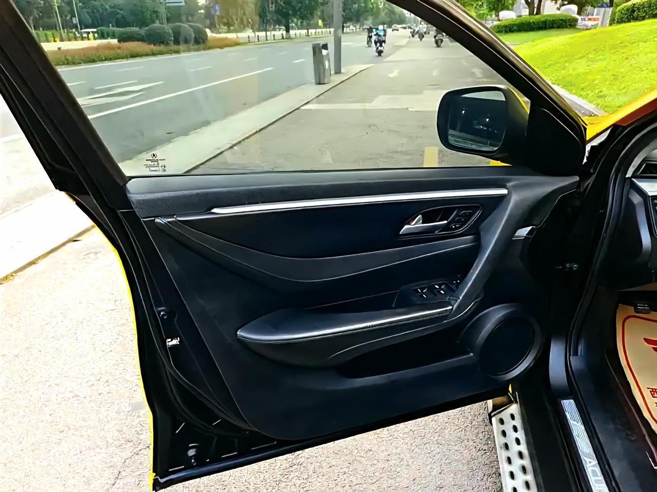 这台车真的挺有意思的，他是当时的宝马x6之后的另一台溜背造型这个车也是欧哥车里空