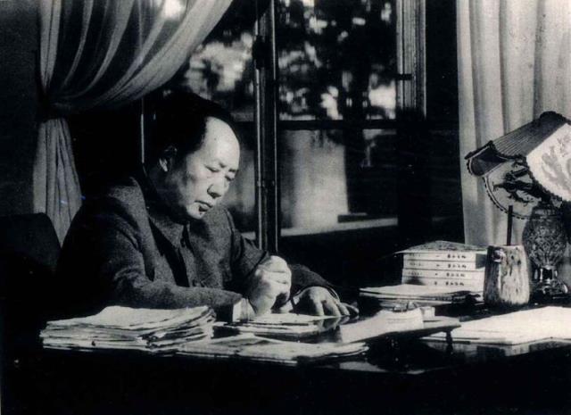 1961年毛泽东在广州写作。