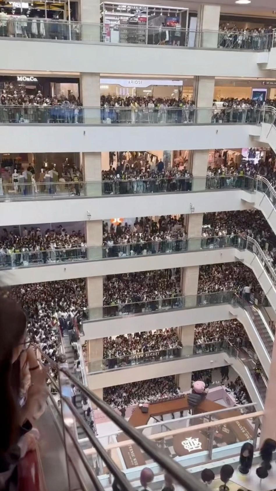 赵露思线下活动人气，不愧是95top，人气还是不减。 ​​​
