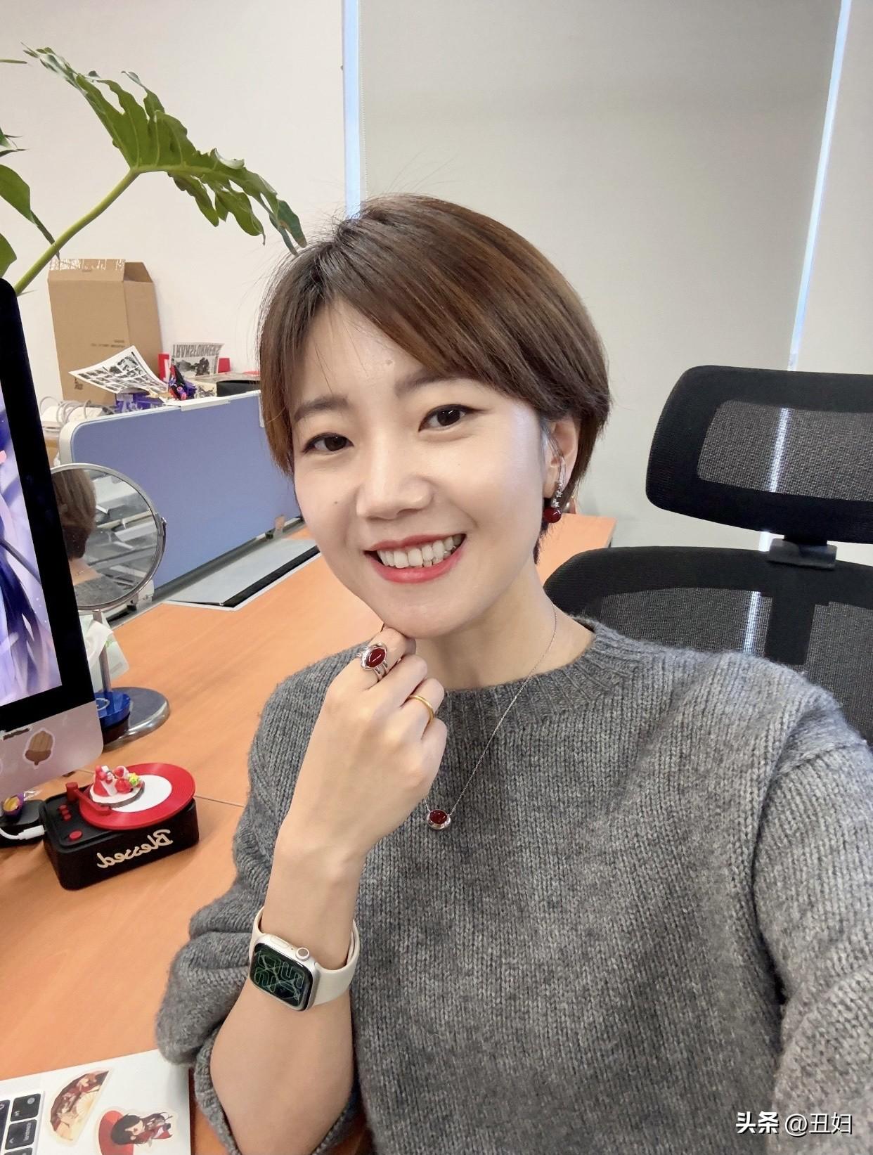 美女的美丽瞬间分享去稚嫩俏皮，解锁全新风格。清甜中带着温婉，灵动里藏着贵气，宛如