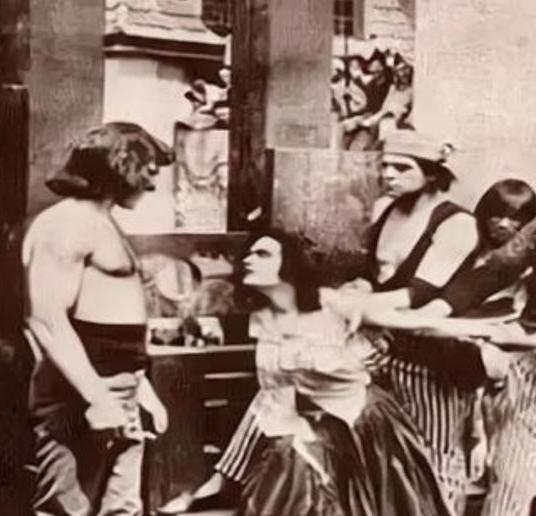 1638年，法国昂热，一个18岁漂亮女孩即将被送上了绞刑架。刽子手不忍让这么一个