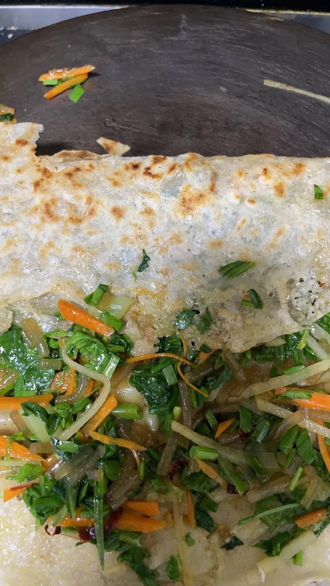 心心念念的菜煎饼，还得是自己做的放心呀！
先冷水和面，静置十分钟！利用这个时间，