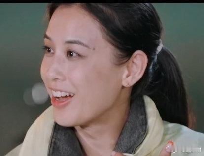 #黄圣依听到杨子财产归自己的表情# 黄圣依听到杨子财产归自己的表情，这微表情是演