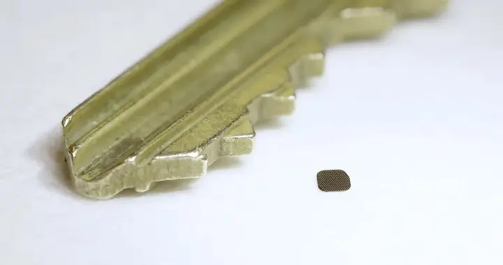 馬斯克前搭檔彎道超車，一塊芯片讓盲人重見光明