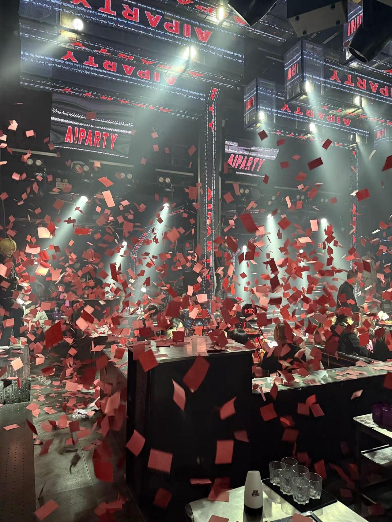 知道酒吧为什么撒纸？白纸惦记死去的爱情 红纸遇见新欢忘旧爱 百威治百病 野格断长