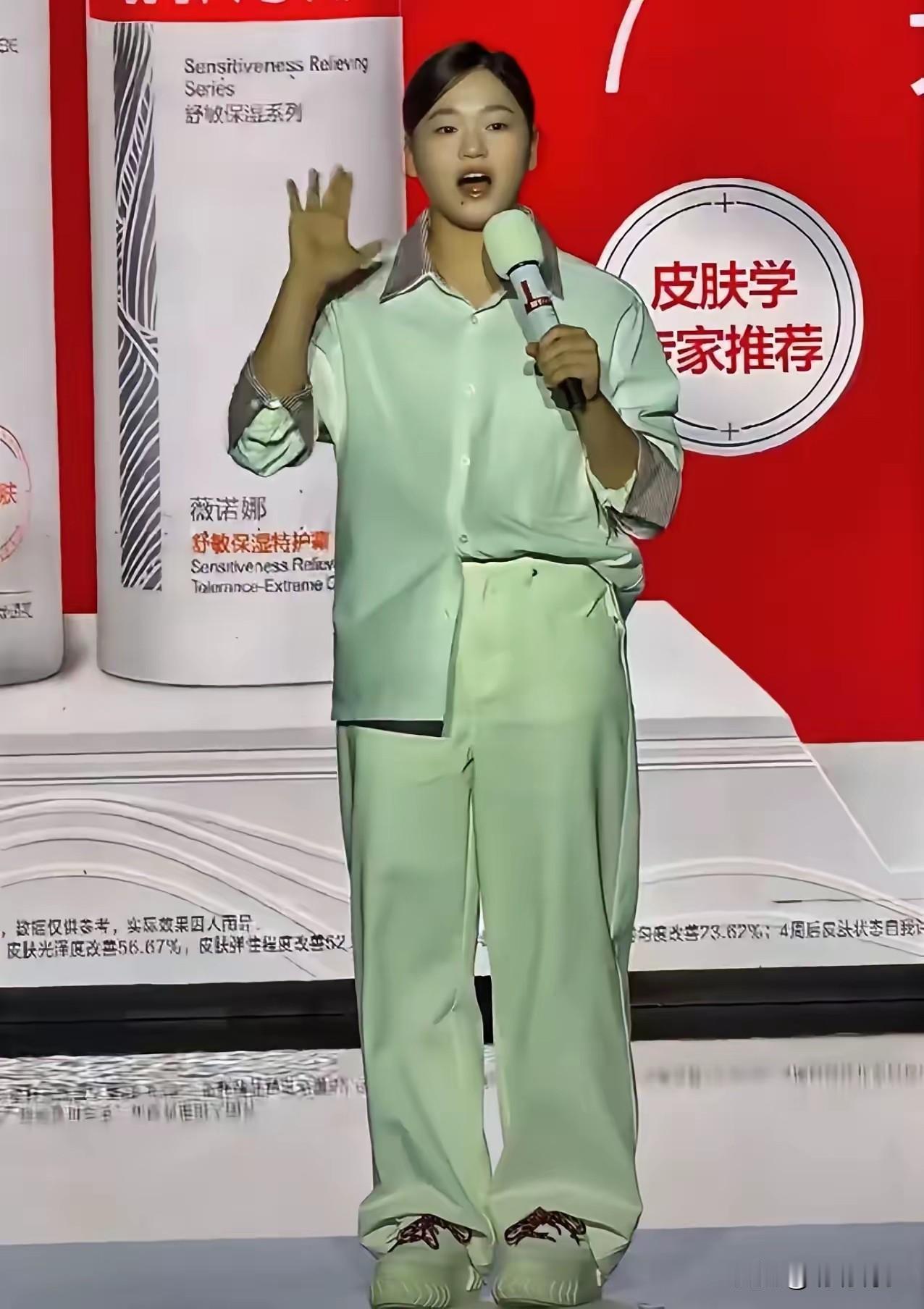 全红婵这套薄荷绿，我多看两眼反倒踏实了

不是因为妆造有多出彩

也不是因为台下