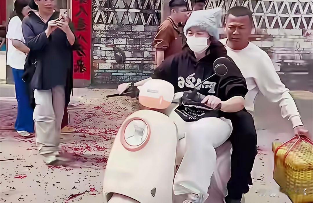 得女如此，全红婵爸爸多自豪多开心！虽然是女孩，全红婵依然身姿矫健载着爸爸稳稳把家