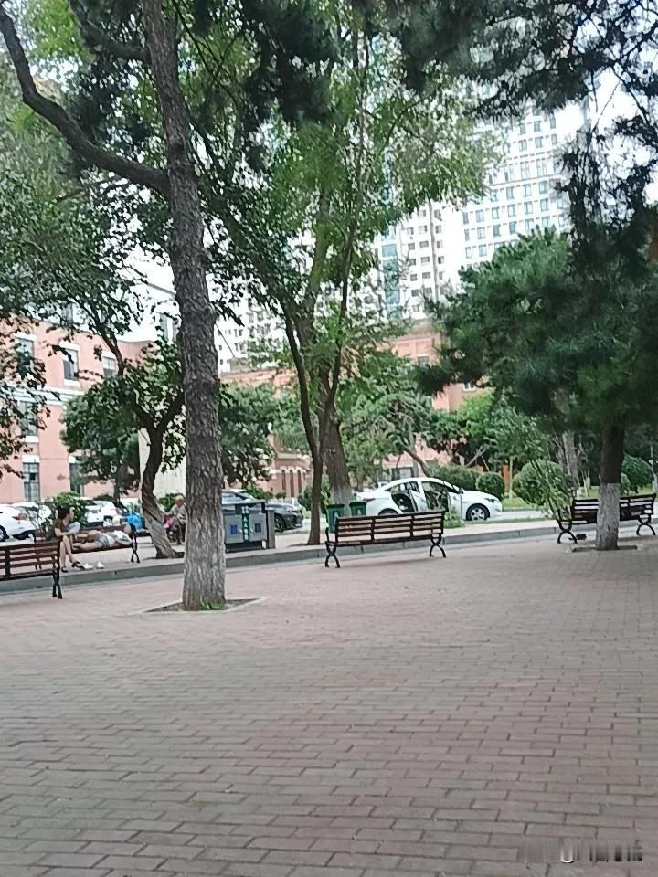 每个人都不愿意来，很多时候又不得不来的地方。