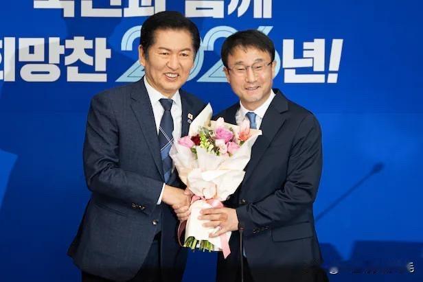 韩国共同民主党党首郑清来与新任院内代表韩炳道，堪称搭载“政治AI”的精密政治机器