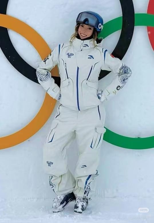 今年最强行为艺术，必须是谷爱凌。 她穿的滑雪服是自己参与设计的。白色基底配青花瓷