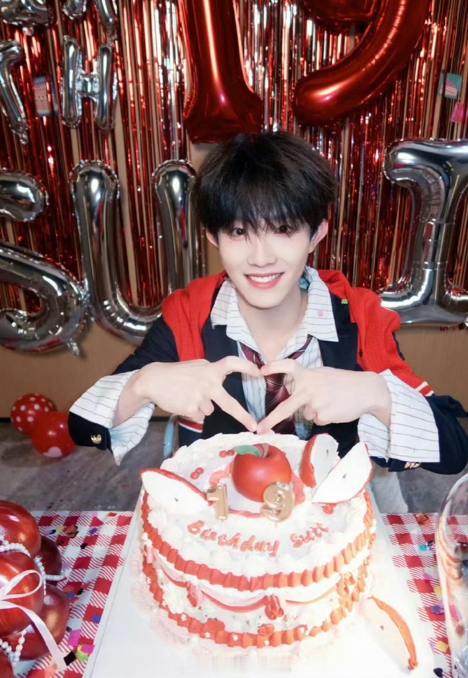 苏新皓怎么红成这样了春晚“小红马”互动、微博之夜与张极即兴比心等事件引发二创狂欢