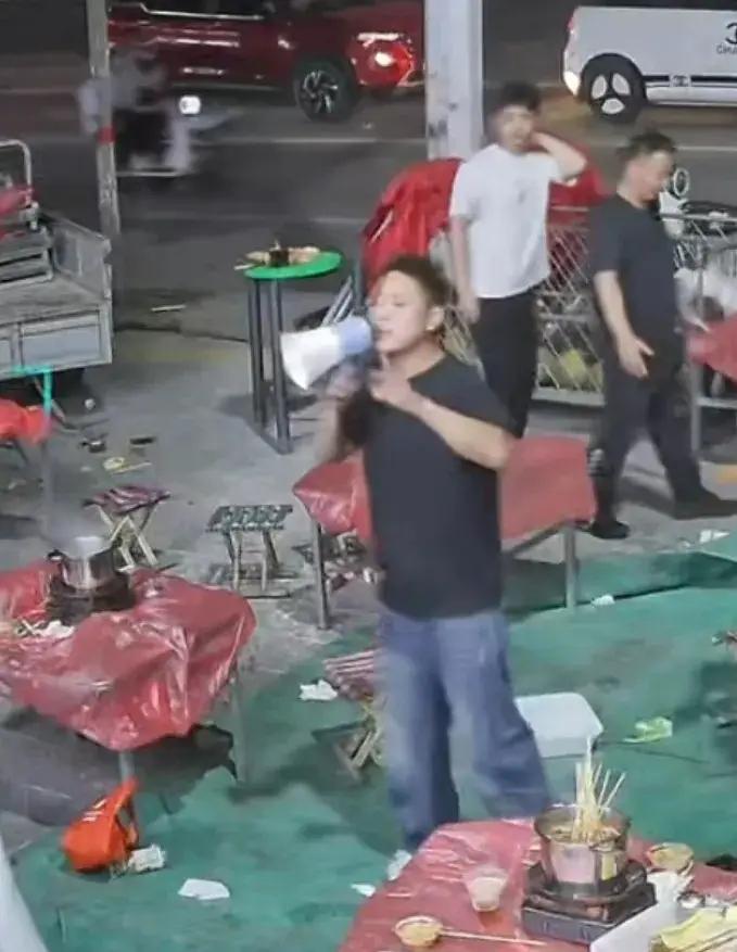 一场突如其来的大风，“刮”走了山东东明县一家串串香火锅店的两三千块钱。
4月19