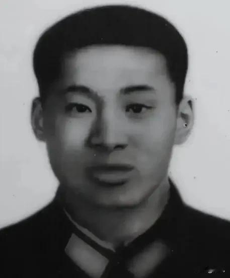 1979年，新兵吴建国身中八枪倒在血泊之中，越军军官过来捡他的冲锋枪时，指尖刚触