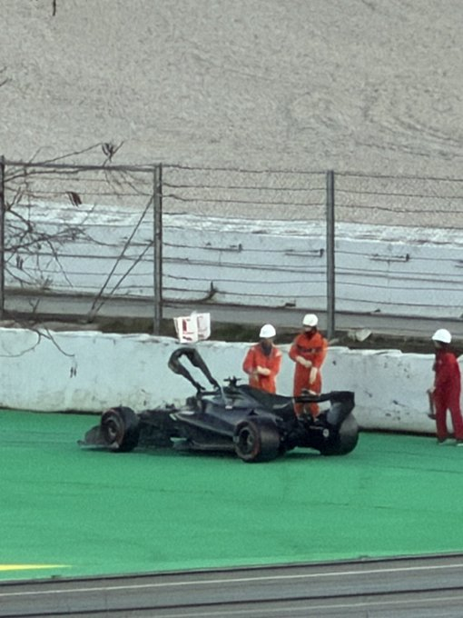 阿斯顿·马丁新车AMR26在周四测试最后一小时驶上赛道！但看起来首航并不顺利……