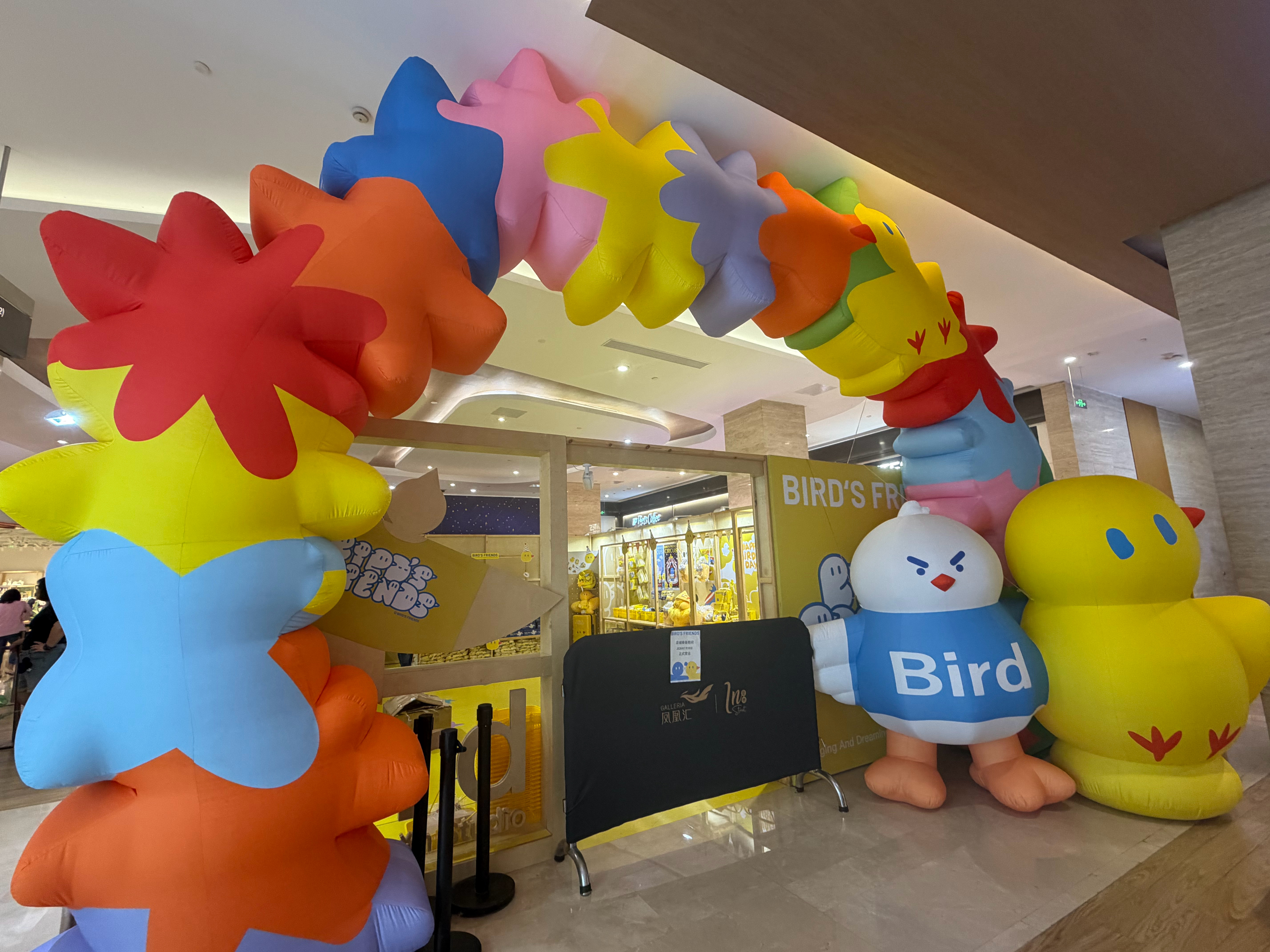 快闪店门口有几位遛娃的家长们指着大胖呆对宝宝们说：这是小鸡，这是小鸡，小——鸡—
