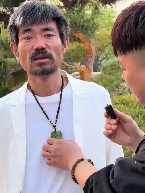 这次不炫西装，不耍拽哥气场，直接把压箱底的宝贝亮出来——脖子上这块油绿油绿的翡翠