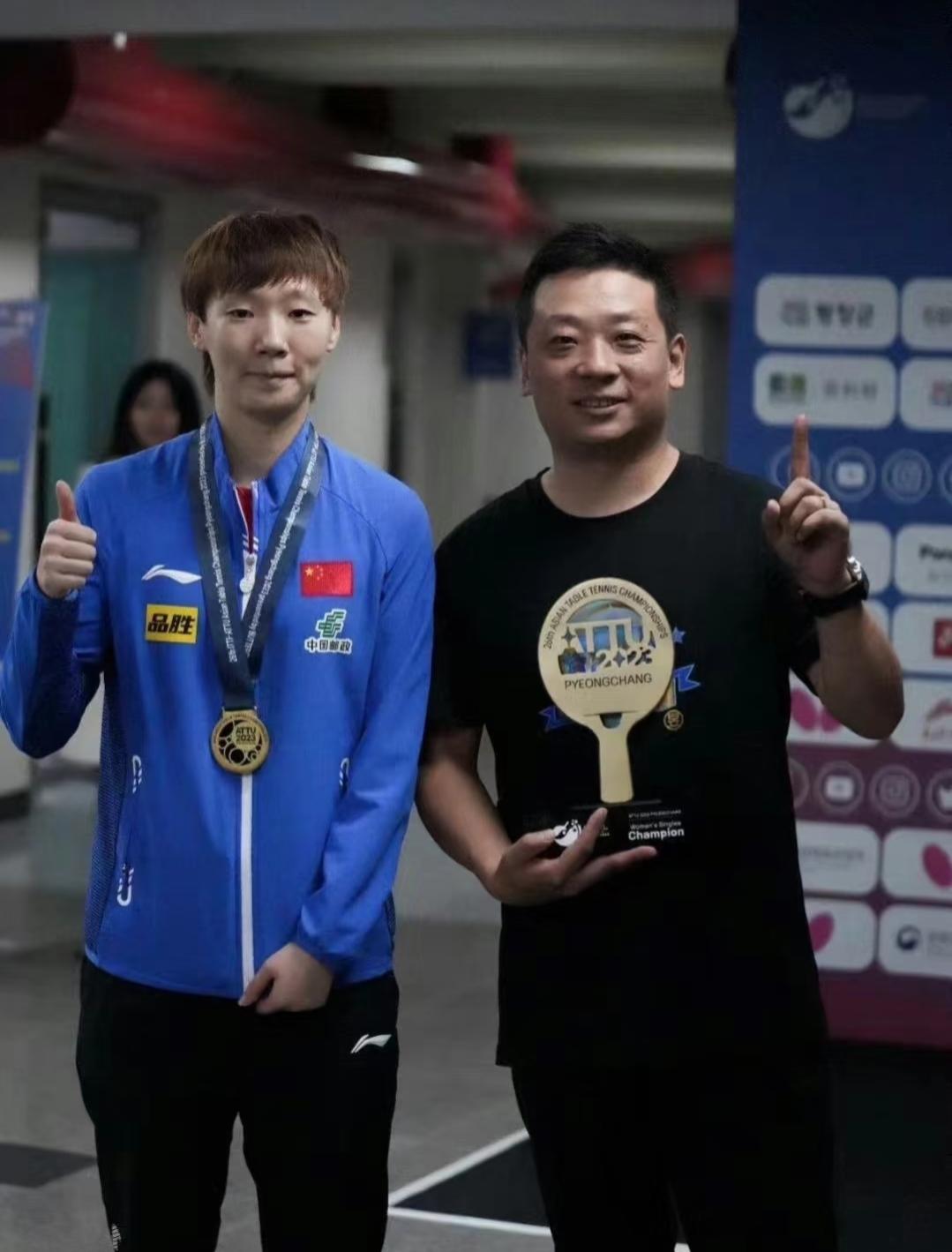 火遍全网的王曼昱，背后藏着个“最大赢家”！不是流量也不是名利，而是陪了她十几年的