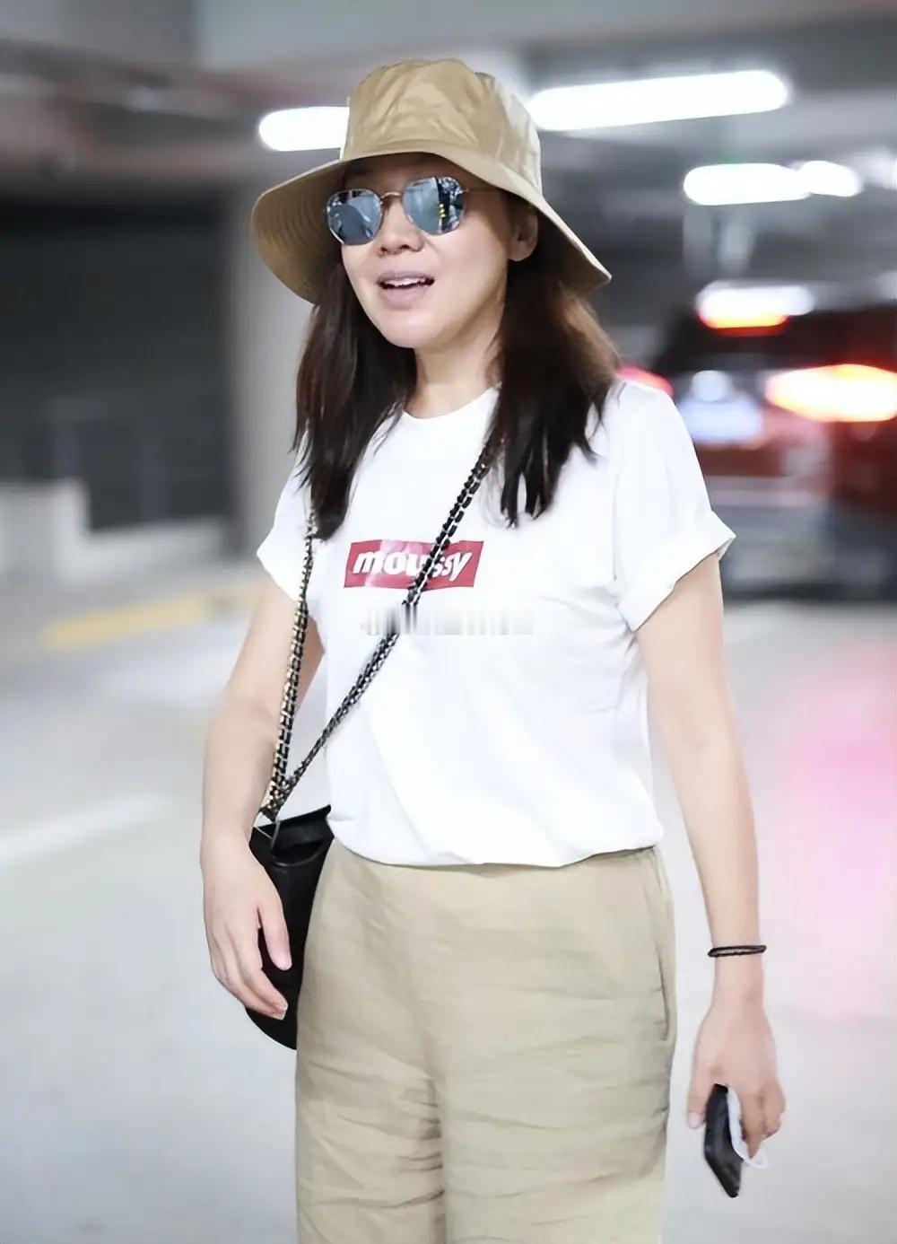 闫妮真有魅力，穿白T恤配卡其八分裤时髦减龄，中年女性穿搭范本 