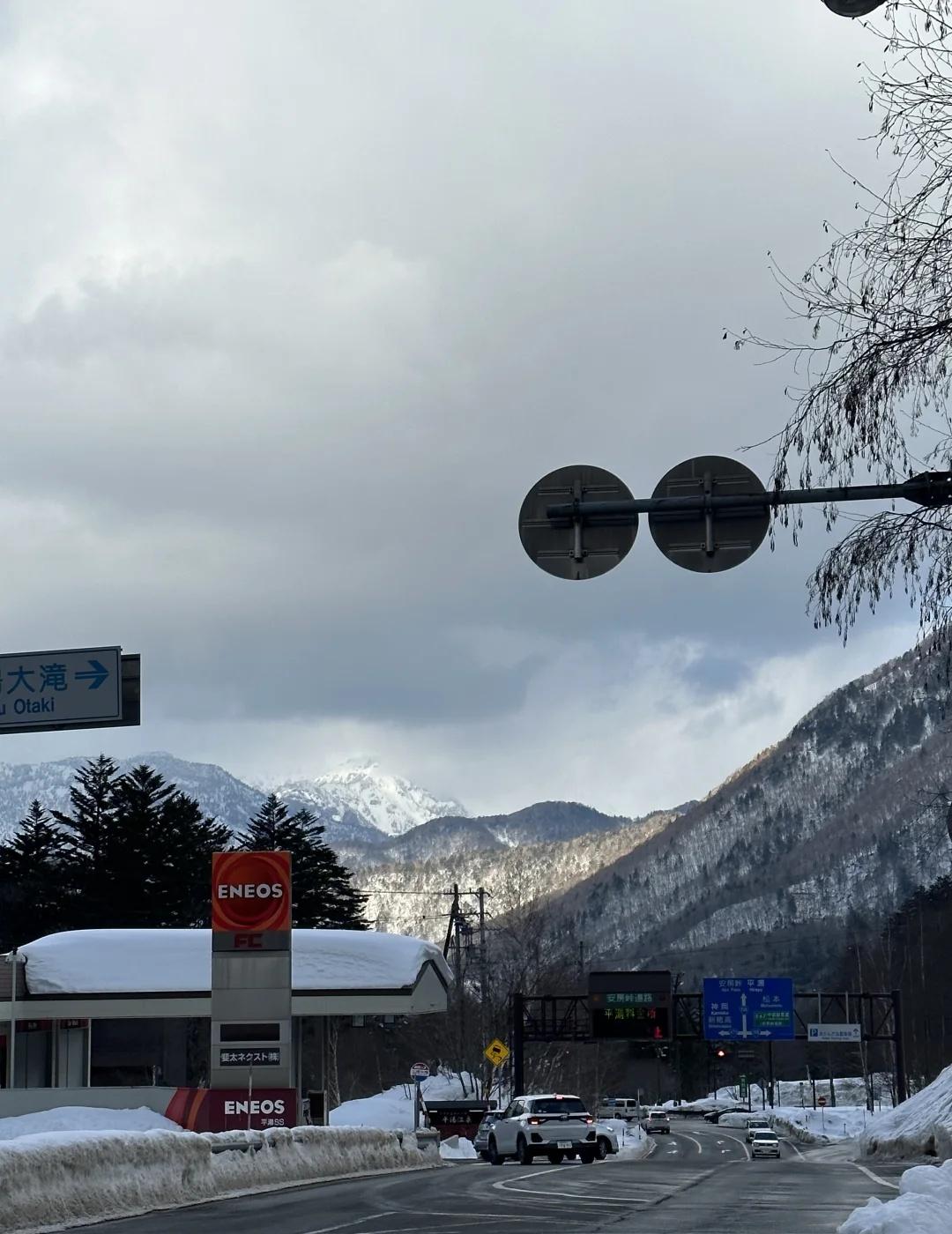 高山🚌浓飞巴士直达
赏雪好去处 入门级雪山
高山JR站一出来就是浓飞巴士站
?