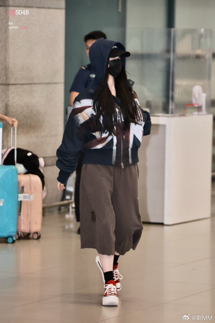 虞书欣韩国到达路透 昨天活动刚结束，今天人就到韩国了，虞书欣这行程密度真的没谁了