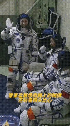 黎家盈对着镜头指了指衣服上的国旗，比了个心。这个动作没说一句话，却比千言万语都有
