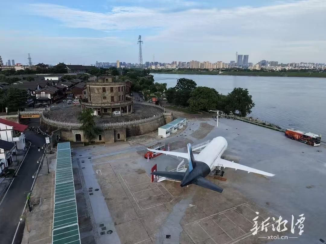 巨型飞机“落户”湘潭！
为了迎接湖南旅游发展大会在湘潭举行，湘潭做了很多的准备，