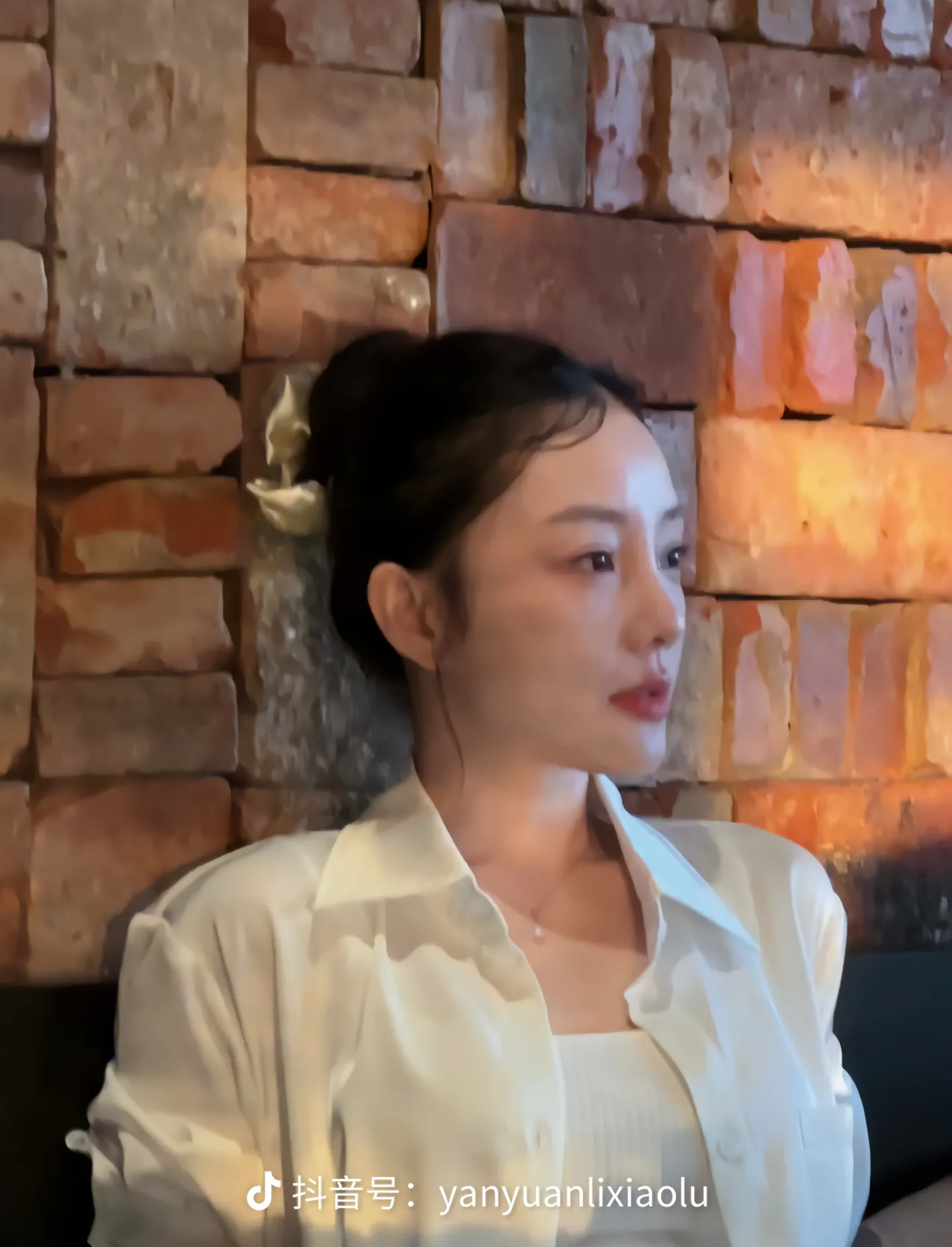 李小璐今日dy更新文案：从容地面对 不修饰的快乐。认真地生活 坦然的孤独一切 都