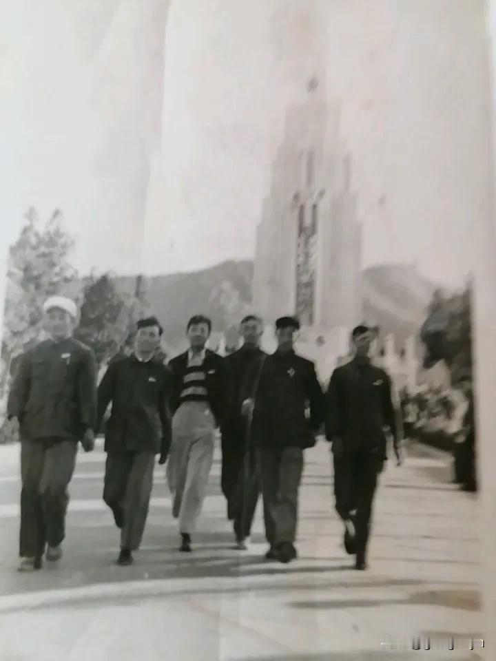 岁月滄桑几十年转瞬间走完了一生。今天翻出一张旧照片，是一九五五年考上大连工学院时