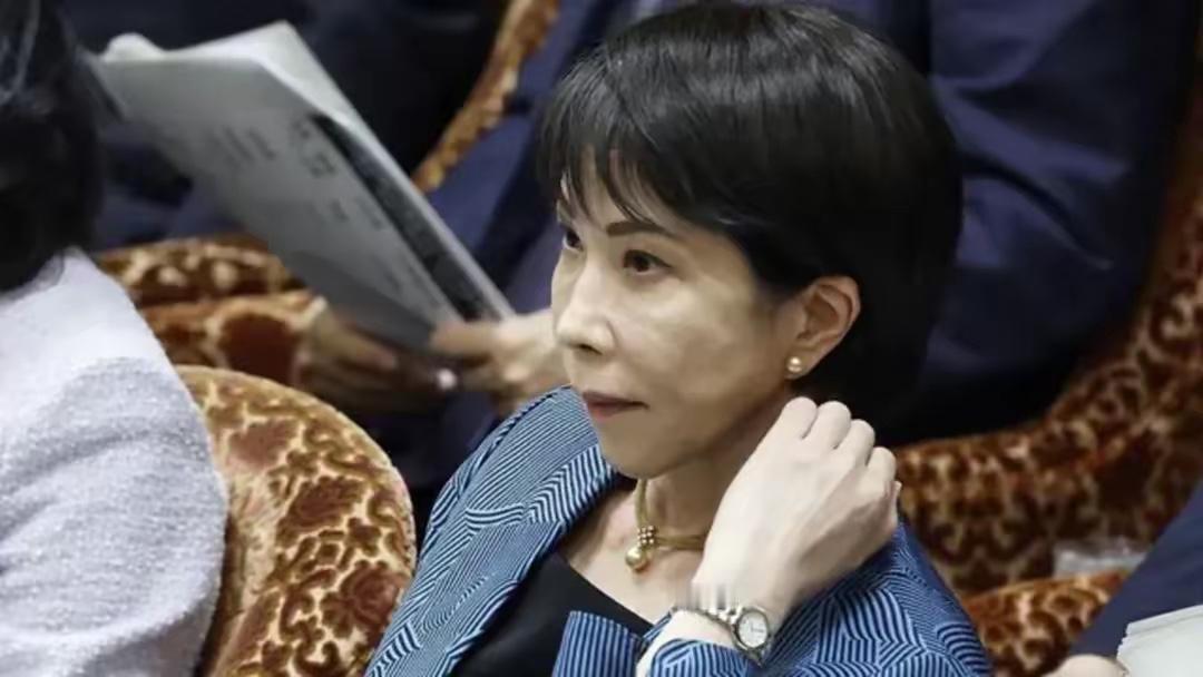 2025年11月26日，《人民日报》要闻版刊发“钟声”评论文章《恪守“和平宪法”