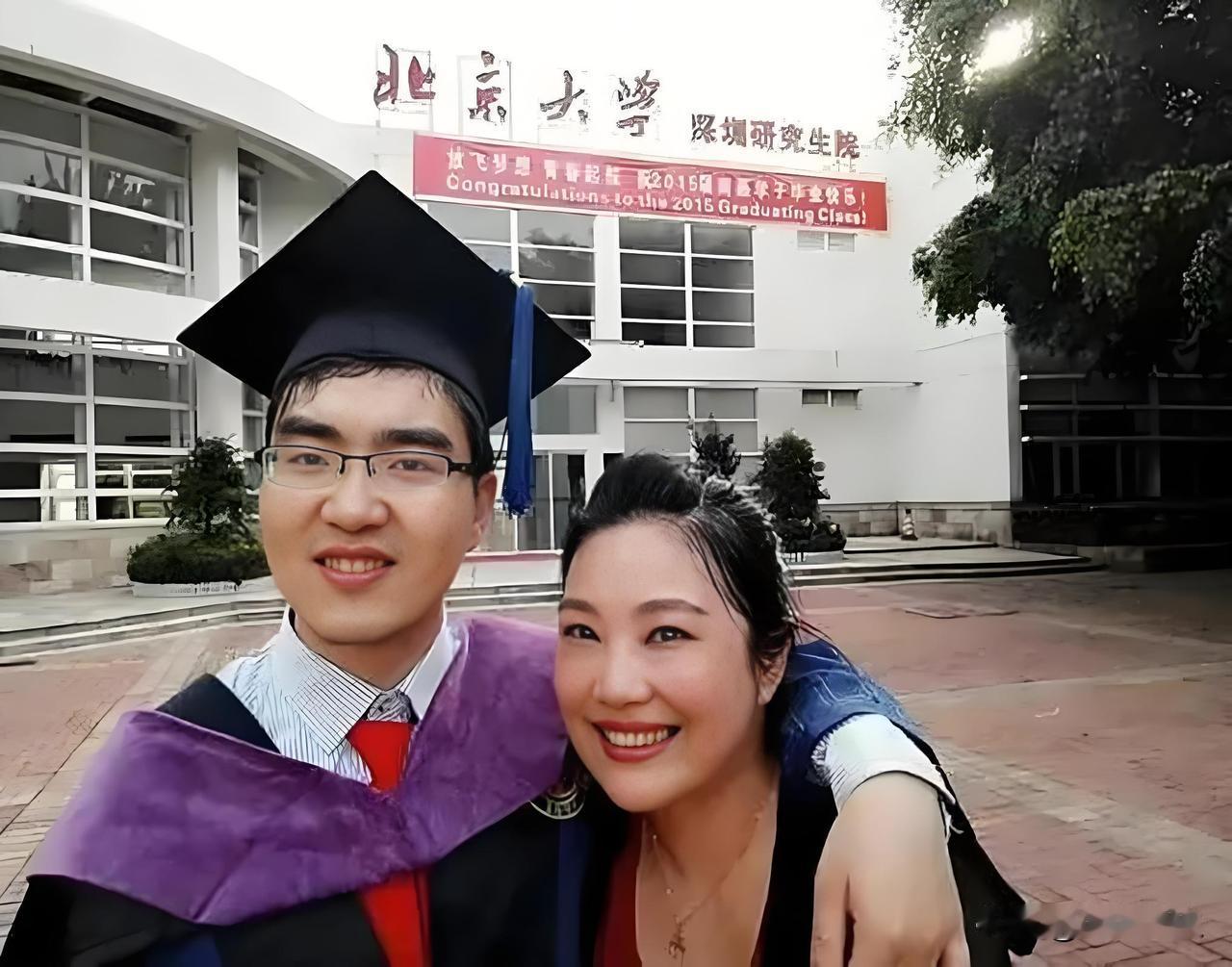 1988年，武汉女教师在医院生下一个小男孩。谁知，丈夫突然在她耳边说：“老婆，把