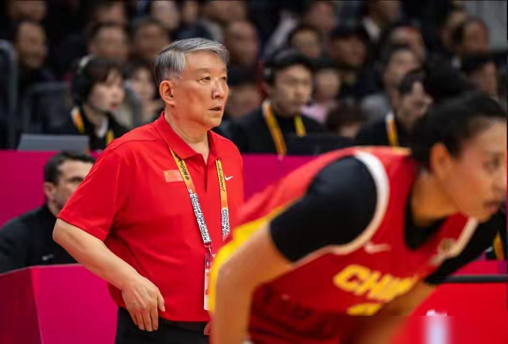 女篮输捷克，1号球员灾难级表现？别急着骂，真正的问题藏在李月汝那条撕裂过两次的左