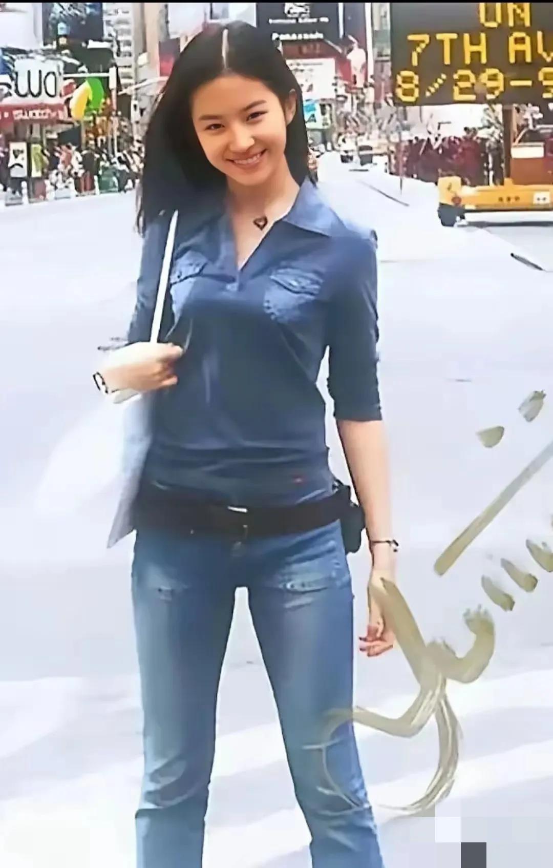 刘亦菲16岁时去美国的休闲照，小姑娘妥妥的小美女啊。