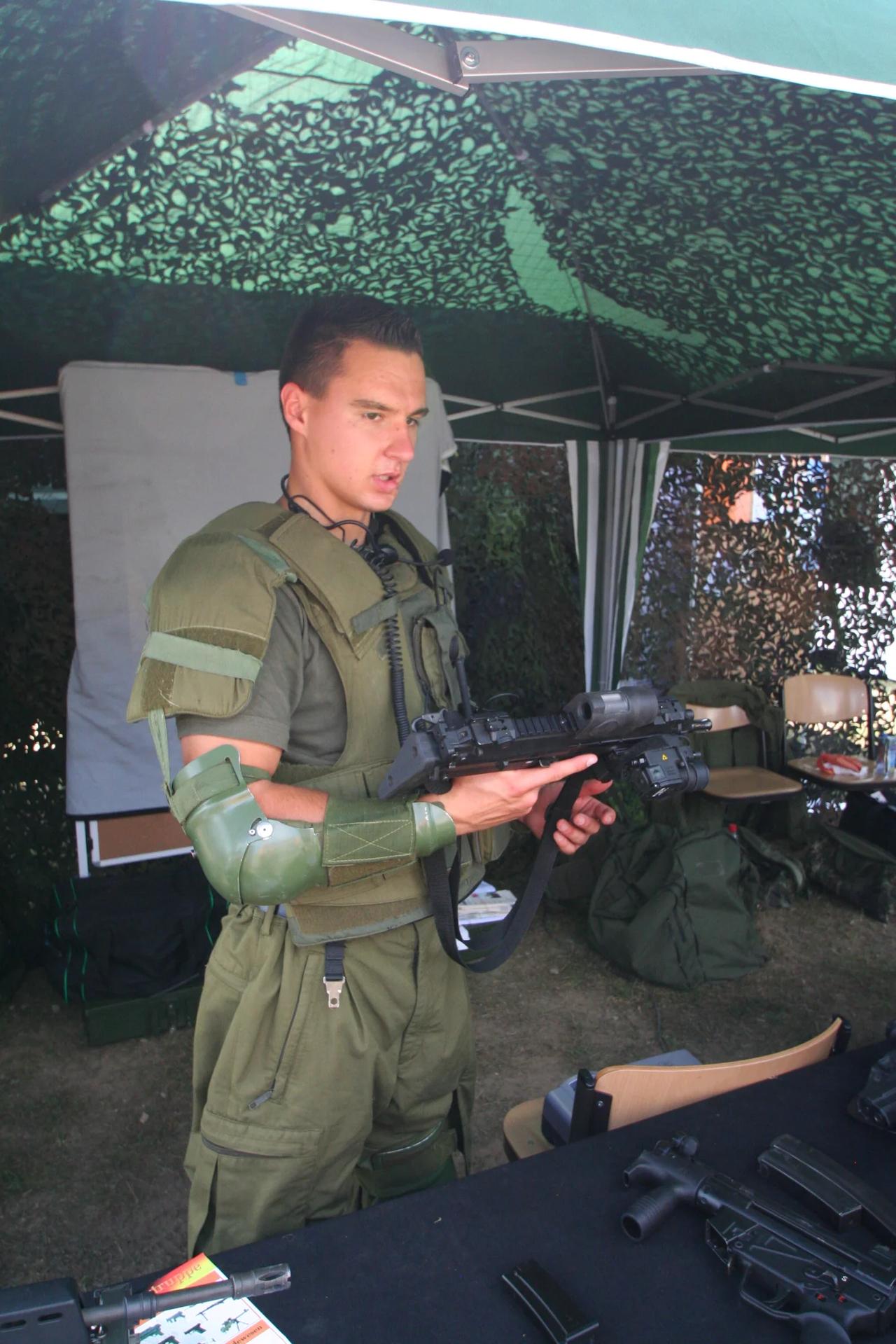 2009 年公开演示活动中，德国 Feldjager 士兵正在使用 Heckle