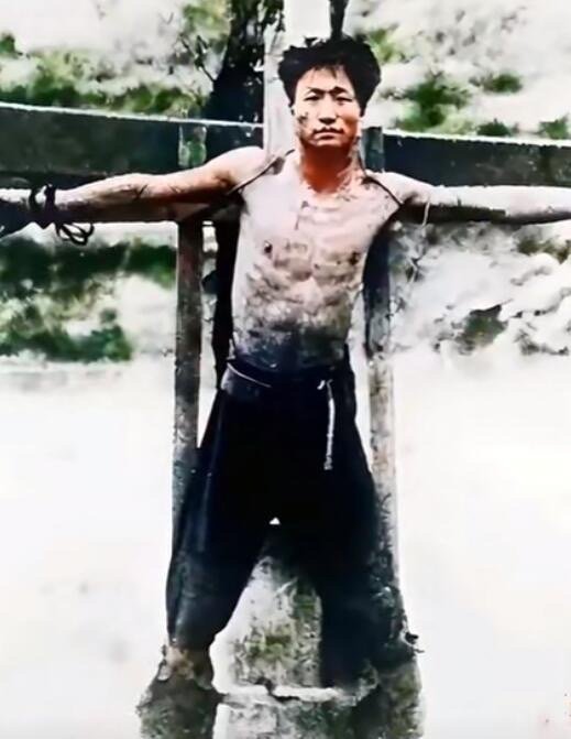 历史知识1936 年，红军营长凌福顺就义时的悲壮画面，敌人将他的衣物剥光，用四寸