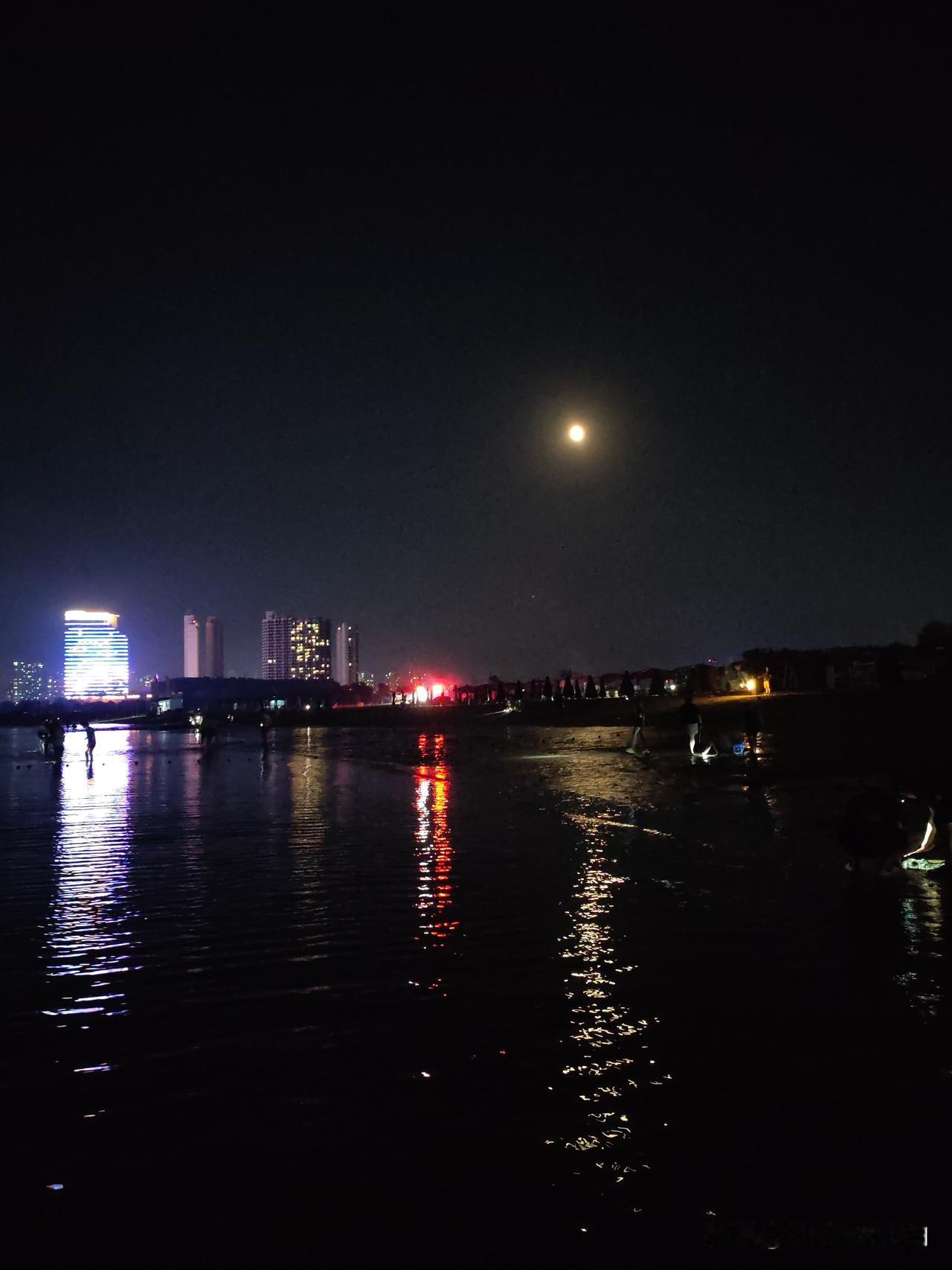 海边的月亮。昨晚去海边散步，忽然想起海上生明月的诗句。找了找月亮，月亮不在海的方
