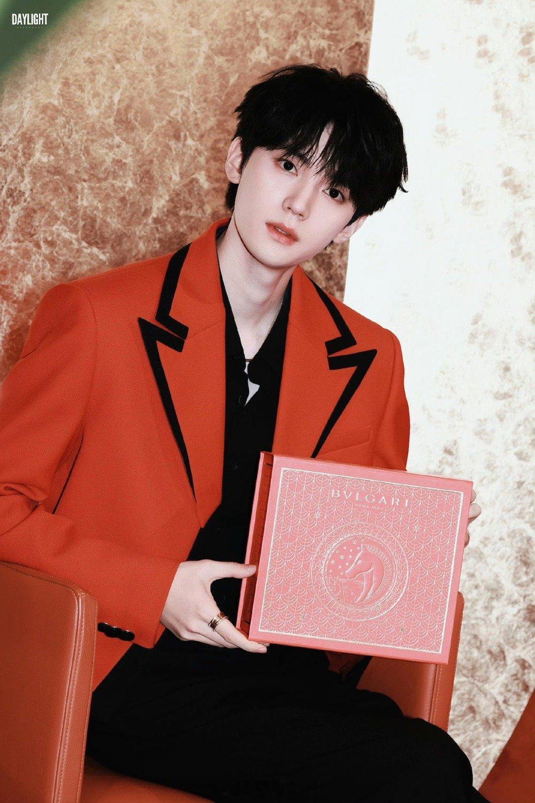 周翊然线下发红包剧宣红西装杀疯了。不是那种板正的帅，是过年回村会被七大姑八大姨抢