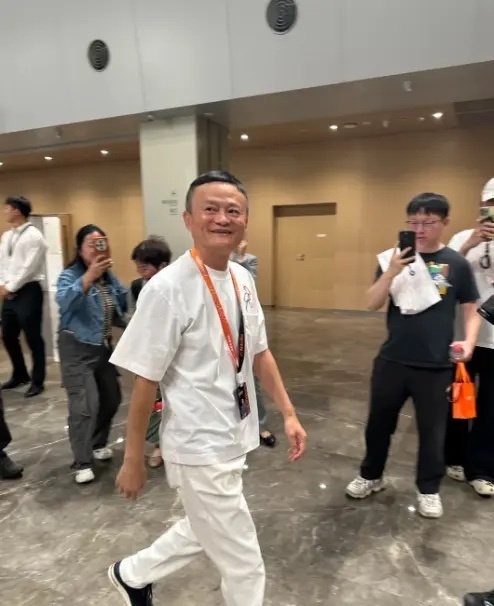 马云回应明天回归阿里马云回归阿里是假，但阿里重回大集团模式大概率是真！ ​​​