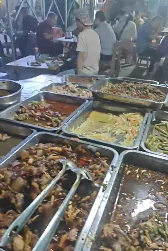 虽然我困难，隔三差五也来客人。来了，大老远奔咱的，招待招待应该的。
​过几天老家