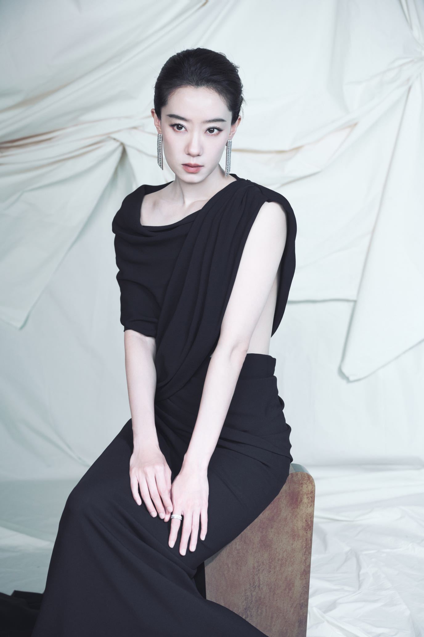 张小斐北影闭幕黑裙张小斐以北影天坛奖评委身份亮相闭幕式，这套黑裙美得好高级好纯粹