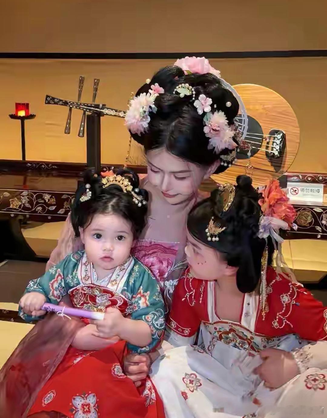 韩安‏⁠‍冉每次p图的时候只p自己和优米  不都是亲生的吗 ​​​