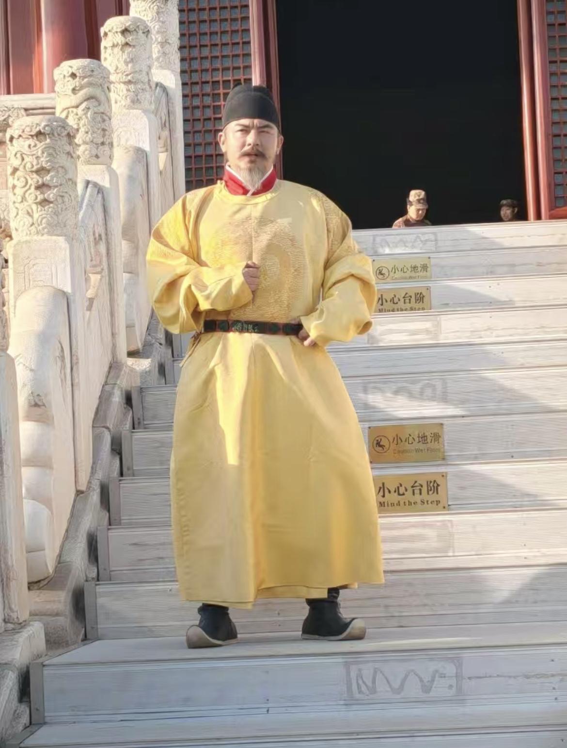 网友穿汉服模仿明太祖朱元璋，模仿的还可以，有几分明太祖朱元璋的神韵。

明太祖朱