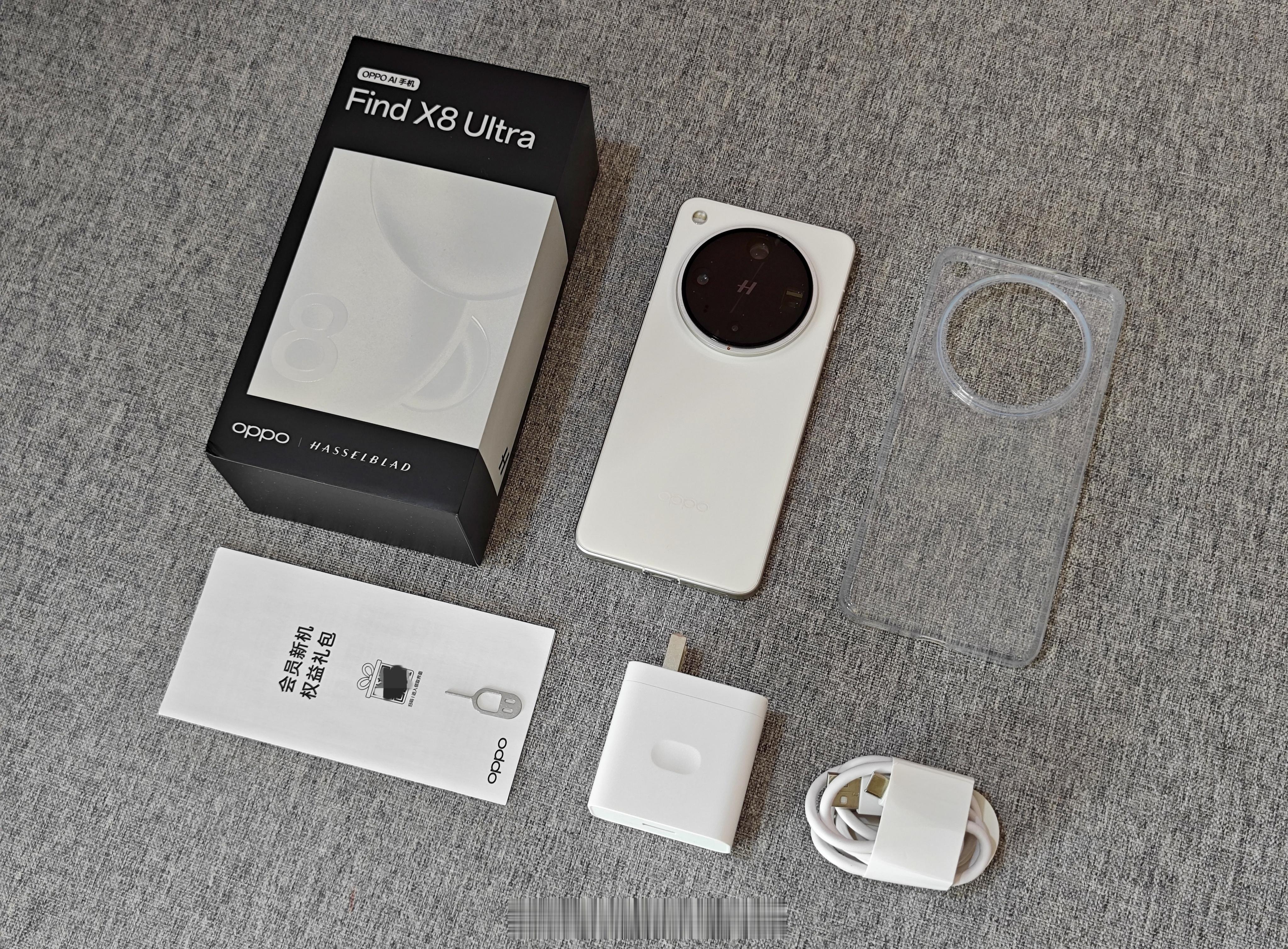 我自己在用 OPPO Find X8 Ultra，跨年刚给女朋友买了 Find 