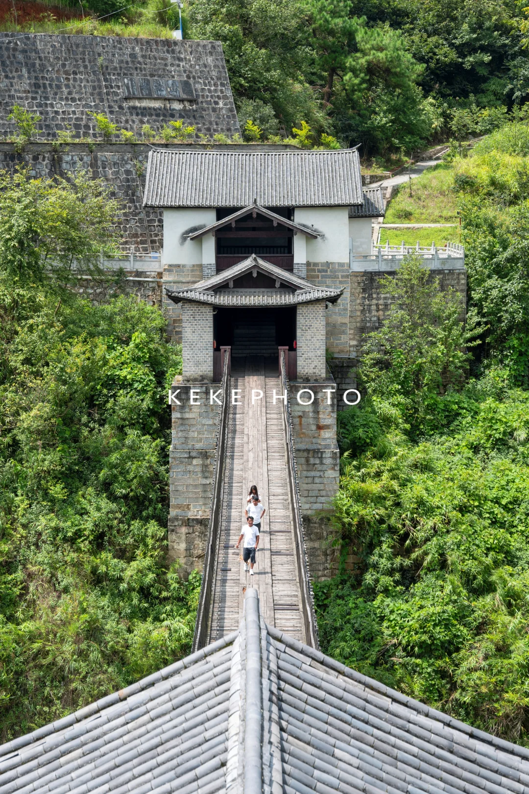 因建水电站而原物迁移的古老铁锁桥，青龙桥